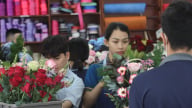 Chợ hoa Sài Gòn ngày 8/3: Hoa Trung Quốc thất thế, hồng Đà Lạt giá tăng mạnh