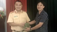 Đánh rơi tiền công ty, nam nhân viên vui mừng khi được CSGT trao trả