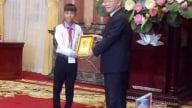 Cậu học trò nghèo được Tổng Bí thư, Chủ tịch nước tặng ảnh Bác Hồ