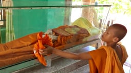 Chuyện lạ An Giang: Thi hài nhà sư còn nguyên vẹn sau 6 năm chôn cất mà không cần chất bảo quản