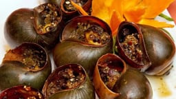 Đồng Tháp: Tò mò đặc sản ốc đem treo giàn bếp, tưởng ốc tong teo ai ngờ 'cắn ngập răng'