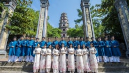 Công dân mặc áo dài truyền thống được miễn vé tham quan di tích Huế