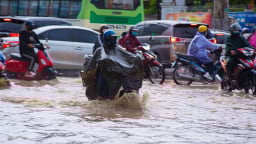 Mưa lớn cuối ngày, nhiều tuyến đường TP.HCM ngập úng