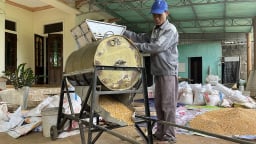 Cả làng ở Quảng Trị phục tài sáng chế máy tách hạt ngô tự động của anh nông dân bỏ phố về quê