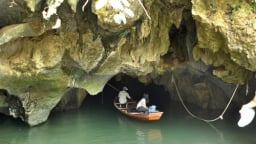 Cách Hà Nội 60km thôi, nơi này của Hà Nam có cái ao nước trong hang đá, có thú hoang dã, cò trắng bay