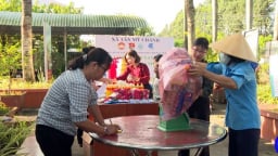 Chuyện lạ Tiền Giang, nông dân nhặt thứ cả làng vứt đi mang đến UBND xã liền có quà 'ngay và luôn'