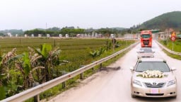 Đám cưới rước dâu bằng 20 xe đầu kéo ở Hà Tĩnh khiến cả làng trầm trồ ra xem, cả tổng xôn xao
