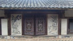 Bí mật lâu đài xây trên đầm lầy hơn 100 năm không có nhện