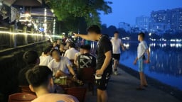 Chật kín bàn nhậu trên vỉa hè hồ Hoàng Cầu