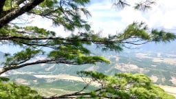 Một ngọn núi ở Quảng Nam ví như núi Bà Nà ở Đà Nẵng, có sim chín, suối có đá cuội hình thù kỳ dị