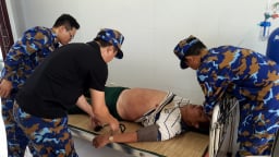 Trực thăng đưa 3 ngư dân bị nạn từ đảo Sinh Tồn, huyện Trường Sa, tỉnh Khánh Hòa vào bờ điều trị