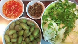 Ở Điện Biên, dân mang loại rau bình dân xuất xứ châu Âu cuốn với một quả xanh chua dẳng bản địa, hóa đặc sản