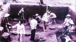 Một cái gò đất nổi tiếng ở làng này của Vĩnh Phúc, từng đào khảo cổ la liệt hiện vật cổ, có mũi tên đồng