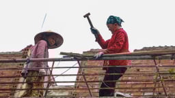 Người dân xuyên trưa tháo dỡ công trình, giao đất mở rộng đường Nguyễn Tuân, Hà Nội