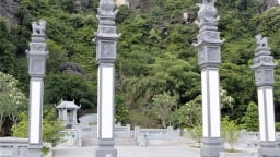 Một ngọn núi cao ở Ninh Bình, mộ vua Đinh trên đỉnh núi, mộ vua Lê dưới chân núi, hai vua từng lấy một vợ