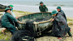 Chiến sĩ bộ đội biên phòng Đà Nẵng xuống từng tàu, trèo lên từng mái nhà giúp dân chống bão số 6