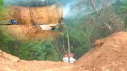 Quảng Ngãi:
Sau nhiều lần hẹn, chủ dự án đường đã cung cấp thông tin về nhà thầu đổ đất ẩu