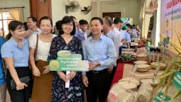 Chủ tịch Hội NDVN Lương Quốc Đoàn khen ngợi Hội Nông dân Bắc Giang thực hiện mô hình canh tác lúa thân thiện môi trường