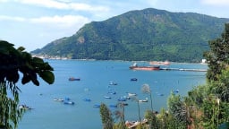 Đây là vịnh biển đẹp như phim ở Phú Yên, xưa chỉ dăm túp lều đánh cá, nay sầm uất, nhìn đâu cũng khá giả