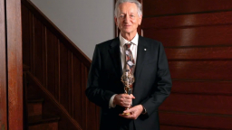 “Cha đẻ AI” Geoffrey Hinton: Giải VinFuture linh hoạt hơn Giải Nobel