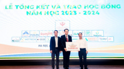 Mavin trao học bổng cho sinh viên nghèo vượt khó