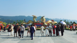 Người dân đổ xô đến Quảng trường Hoà Bình 'check in' với linh vật rồng dịp đầu xuân