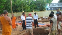 Phát lộ 12 hiện vật bằng vàng khi đào khảo cổ ở Bờ Lũy-chùa Lò Gạch tại một ấp ở Trà Vinh