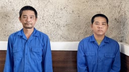 Tranh giành khách hàng, 2 người đàn ông chém nhau  thương tích