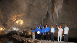 Trong một ngọn núi ở Kiên Giang có cái hang đá nổi tiếng, muốn vào phải đi qua cầu tạm