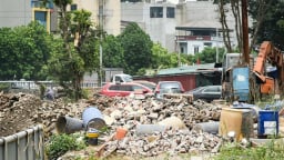 Rác thải và bụi 'bao vây' dự án kênh La Khê, Hà Nội