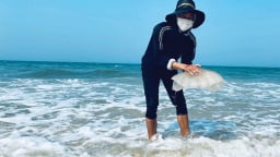Một con vật chả thấy mắt mũi đâu, sóng biển đánh dạt vô bờ ở một nơi của TT-Huế, dân lội nước vợt lên bán