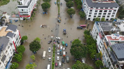 Hà Nội: Nút giao Lê Trọng Tấn - Đại lộ Thăng Long ngập nặng, hàng loạt ô tô, xe máy chết máy giữa đường