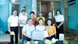 Bí thư Tỉnh ủy Hòa Bình trao tặng máy tính cho nữ sinh đạt 3 điểm 10 kỳ thi tốt nghiệp THPT