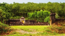 Nơi an nghỉ của thân phụ vua Gia Long là ở Lăng Cơ Thánh còn gọi là Lăng Sọ tại một làng của tỉnh TT-Huế
