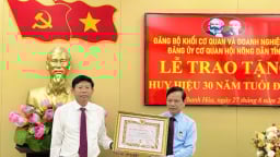 Chủ tịch Hội Nông dân Thanh Hóa Trần Bình Quân nhận huy hiệu 30 năm tuổi Đảng 