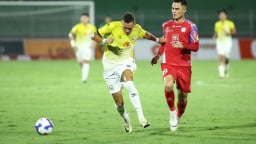 CLB Bình Định 'vá' hàng thủ bằng trung vệ Colombia cao 2m?