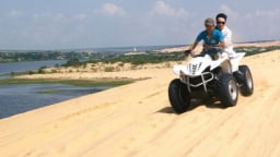 Đến Bình Thuận trải nghiệm phi xe tốc độ trên đồi cát Bàu Trắng