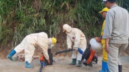 Khử trùng khu vực đổ dầu thải làm ô nhiễm nguồn nước sông Đà bằng 'vi sinh ăn dầu'