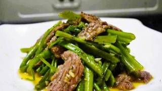 Rau này tưởng chỉ ăn cùng lòng lợn, không ngờ xào thịt bò ngon nhức nhối
