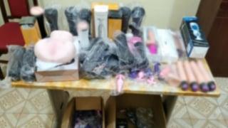 Hai phụ nữ giao nộp 200 đồ chơi tình dục không nguồn gốc, xuất xứ