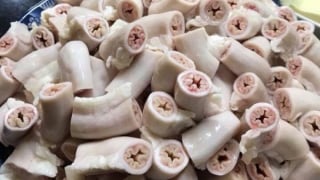 Người phụ nữ suýt mất mạng sau khi ăn lòng lợn 
