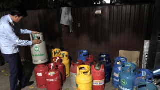 Quản lý thị trường TP.HCM xử phạt gần 40 triệu đồng hai cơ sở kinh doanh gas không rõ xuất xứ