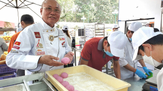 Gặp “vua bánh mì”, xem ông tự tay làm món đặc biệt mà nhiều người rất mê