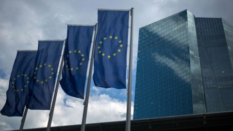 ECB trì hoãn tăng lãi suất