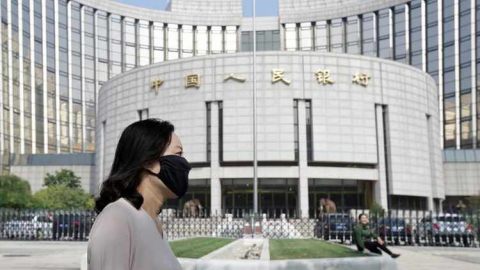 Kinh tế Trung Quốc ngấm đòn dịch Covid-19, PBOC ám chỉ mạnh tay hỗ trợ