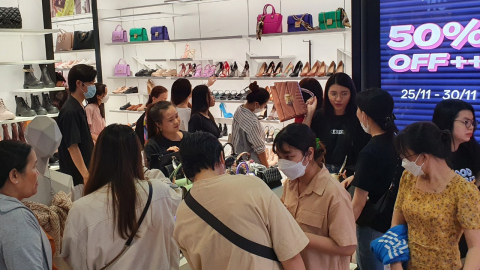 Người Sài Gòn rủ nhau shopping, mua sắm giảm giá cuối năm