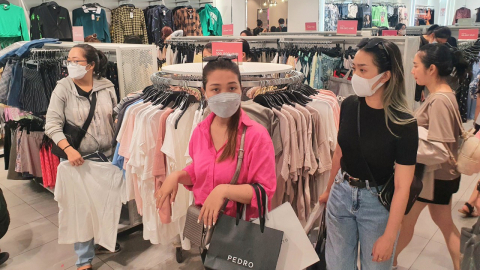 Săn hàng hiệu chỉ 50.000 đồng, 100.000 đồng ở “thiên đường shopping” Sài Gòn