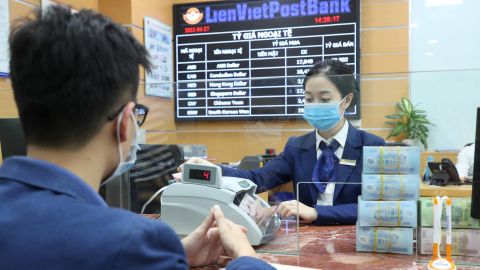 Nhiều lãnh đạo cấp cao LienVietPostBank đăng ký mua mạnh cổ phiếu LPB