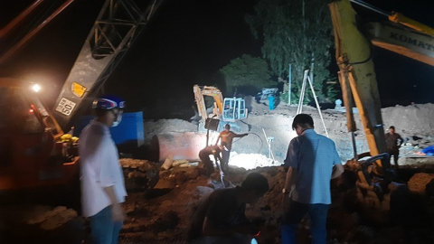 Nỗ lực cứu bé trai 10 tuổi rơi xuống trụ bê-tông sâu 35m