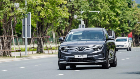 Chiều khách như VinFast, VF 8 lăn bánh vài tháng vẫn được áp Voucher giảm giá gần 100 triệu đồng